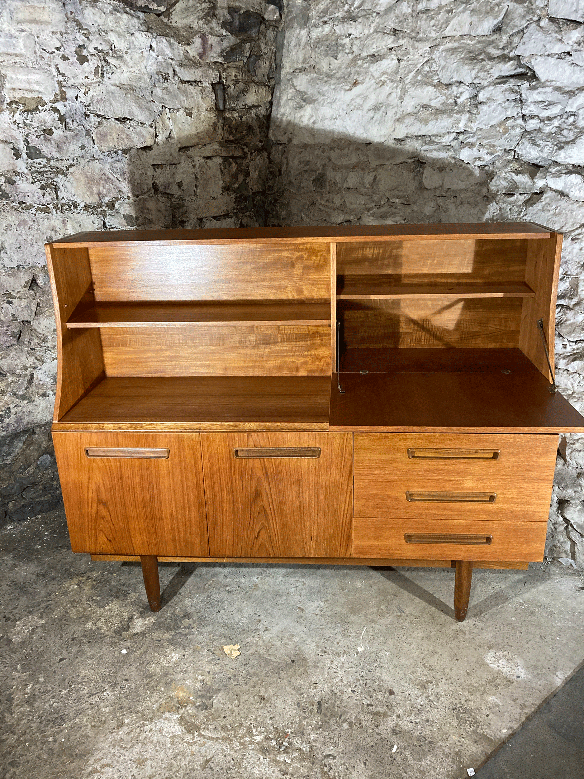 Mackintosh_style_sideboard_1